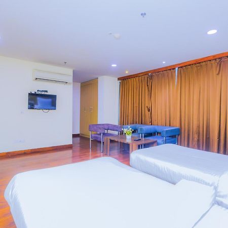 Hyphen Business Hotel Noida Exterior foto