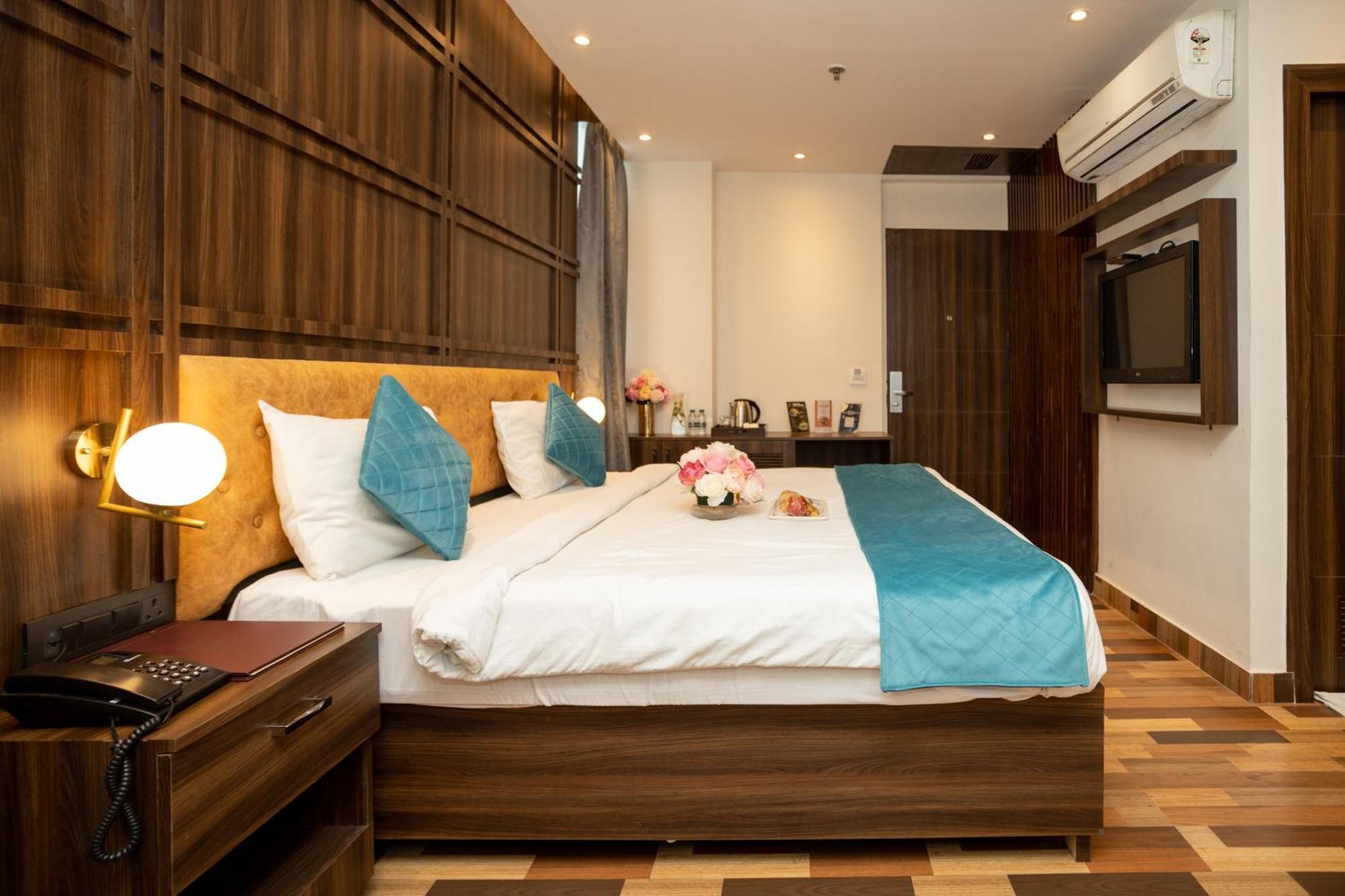 Hyphen Business Hotel Noida Exterior foto