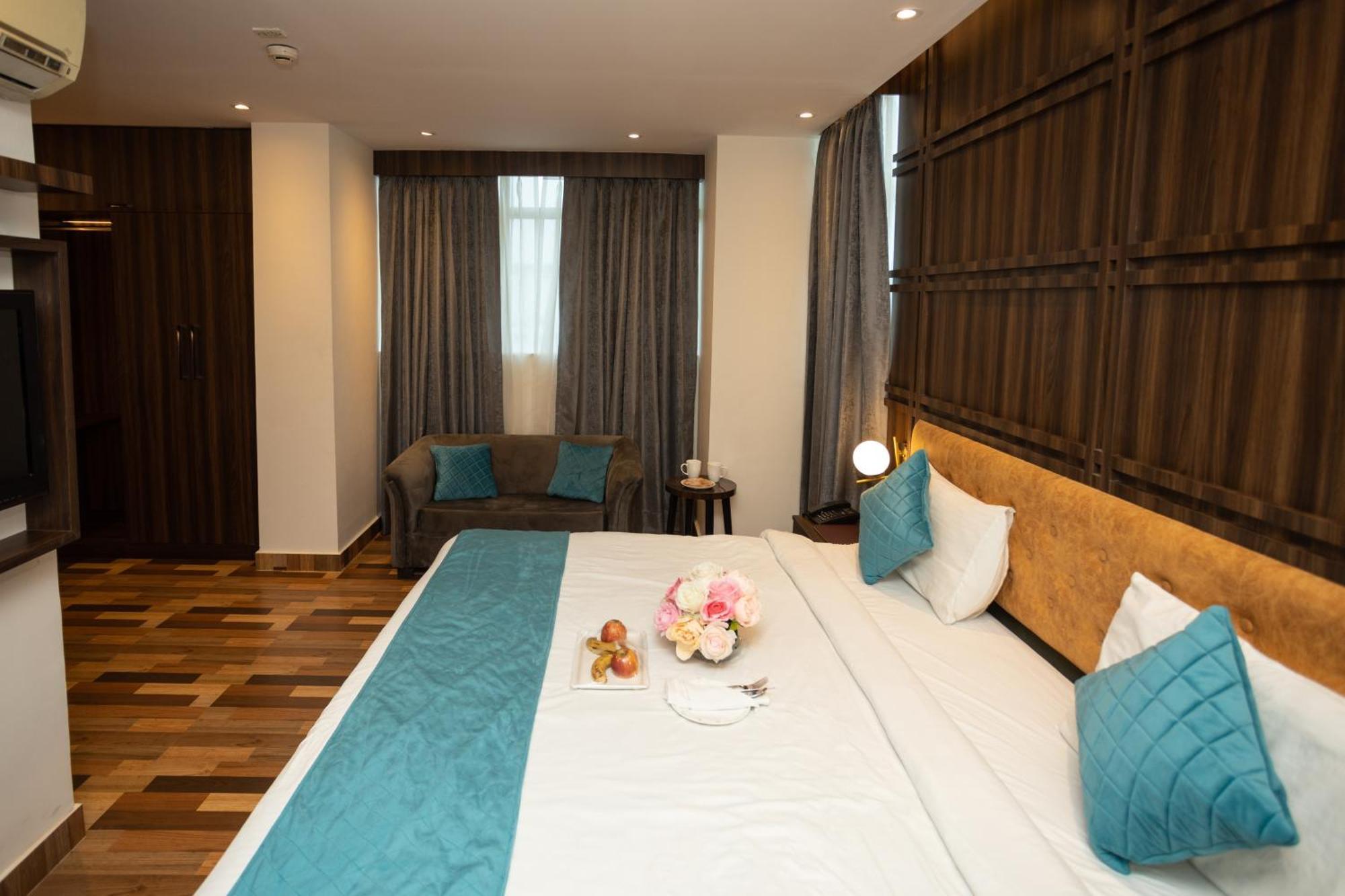 Hyphen Business Hotel Noida Exterior foto