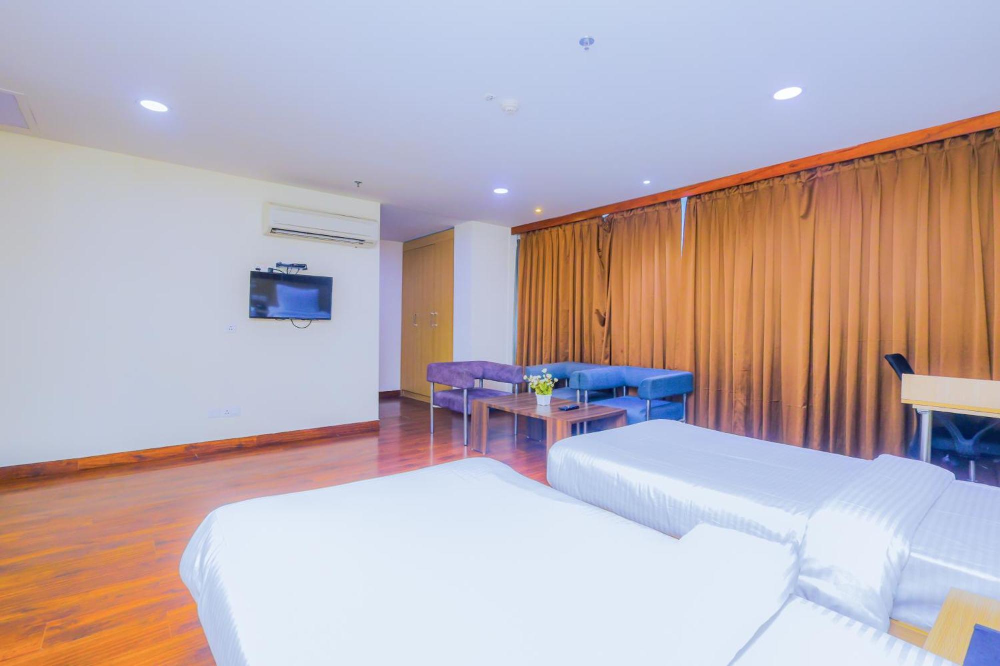 Hyphen Business Hotel Noida Exterior foto