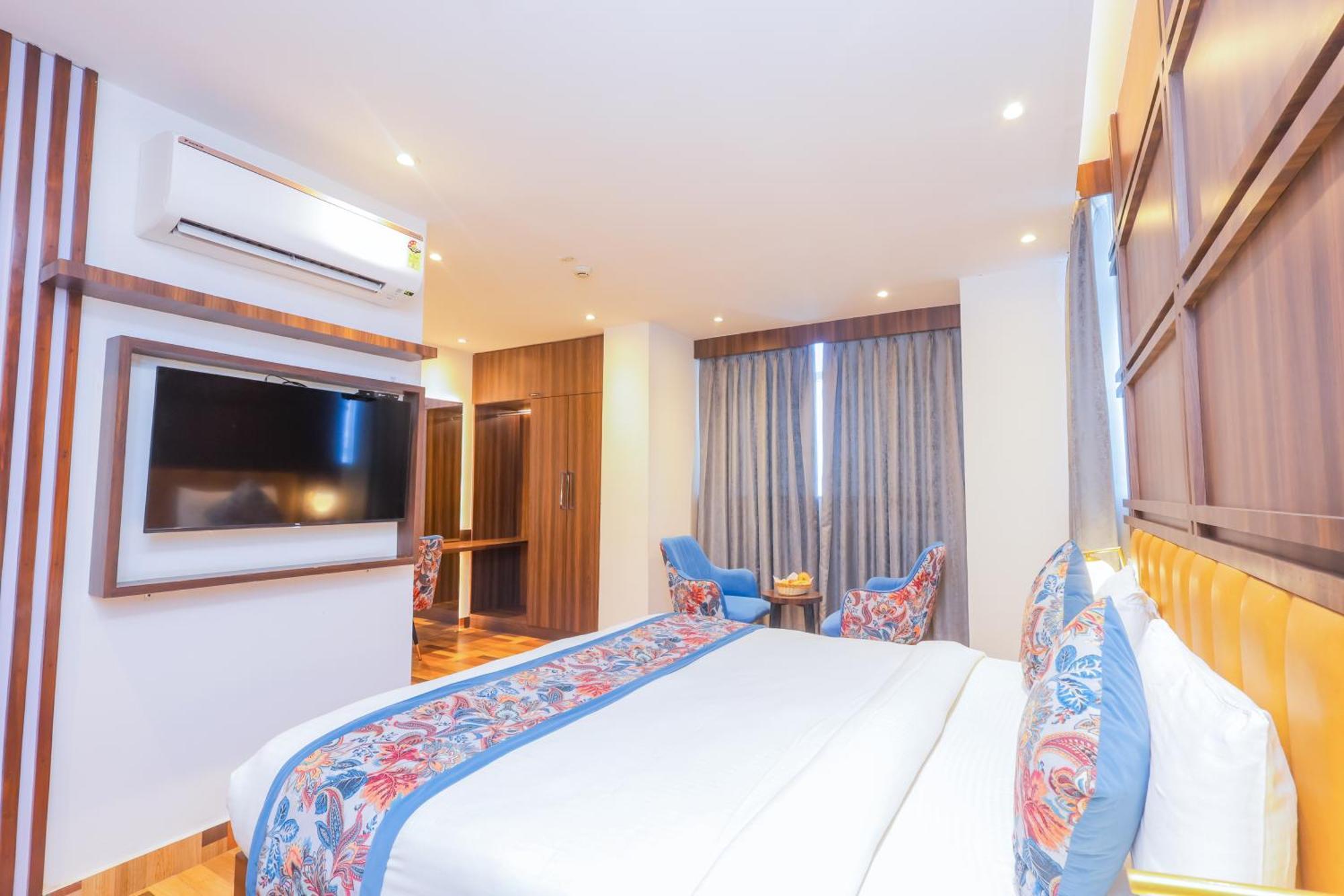 Hyphen Business Hotel Noida Exterior foto