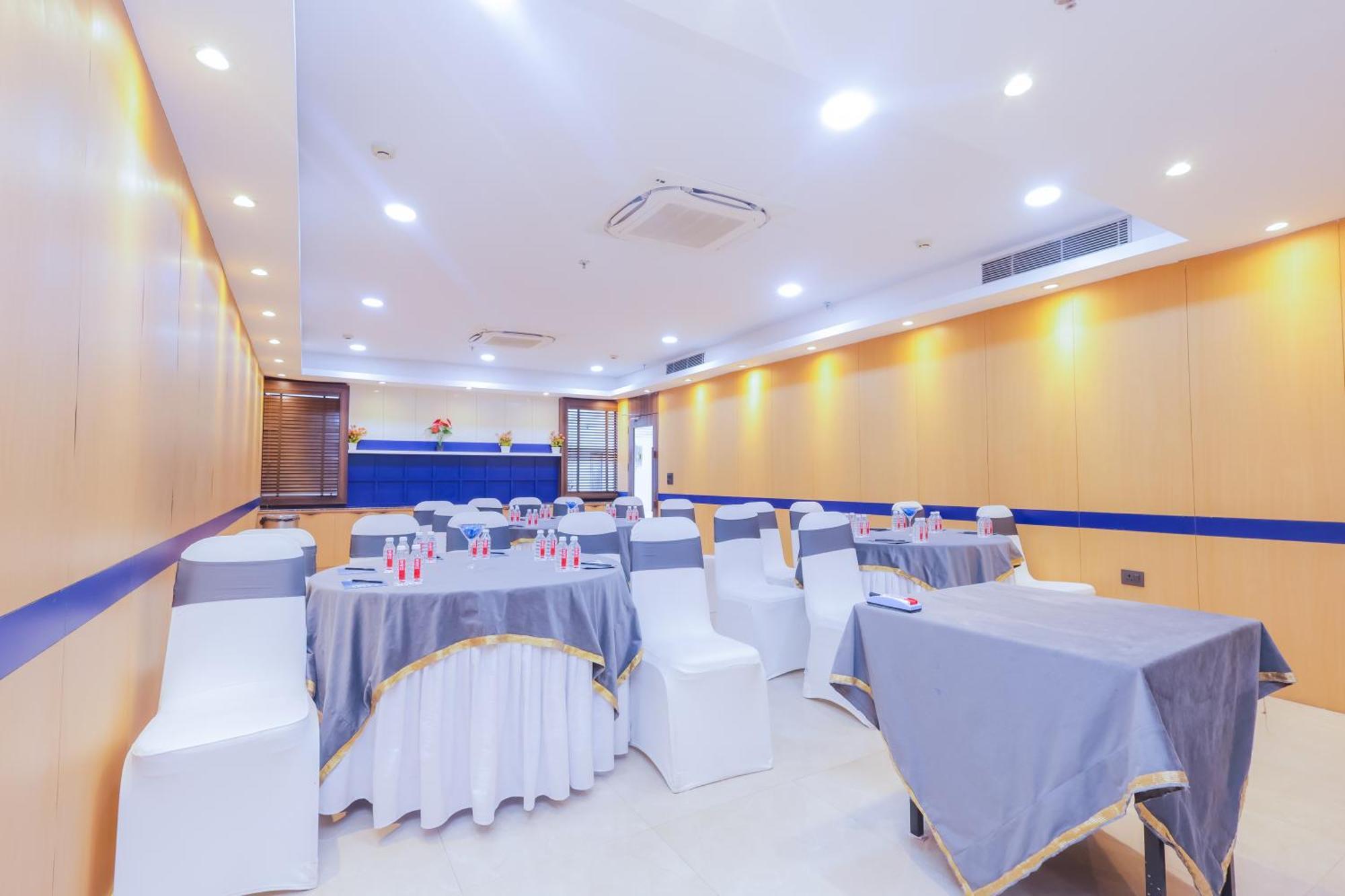 Hyphen Business Hotel Noida Exterior foto