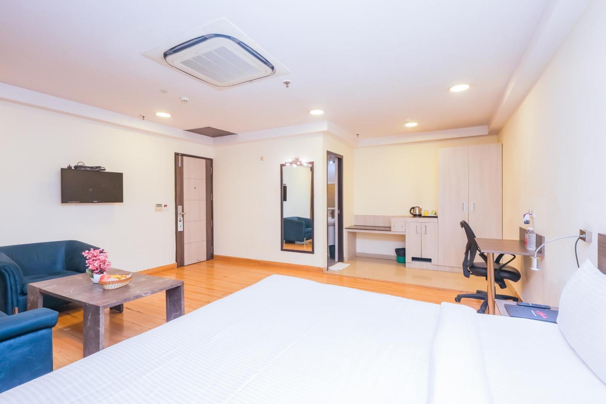 Hyphen Business Hotel Noida Exterior foto